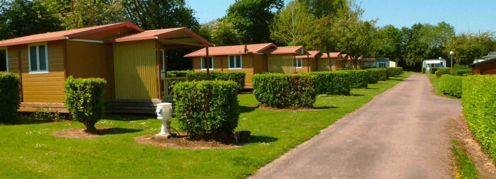 Vue rangée de chalets